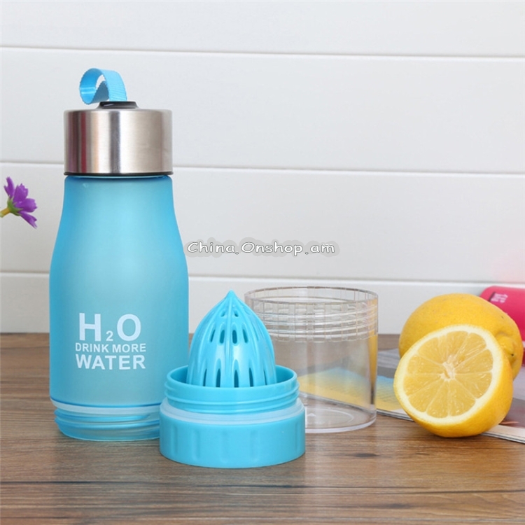 Portable Plastic Bottle Kids Outdoor Sports Bottle Lemon Juicer Fruit Blender Capacity: 650ml(BLACK)